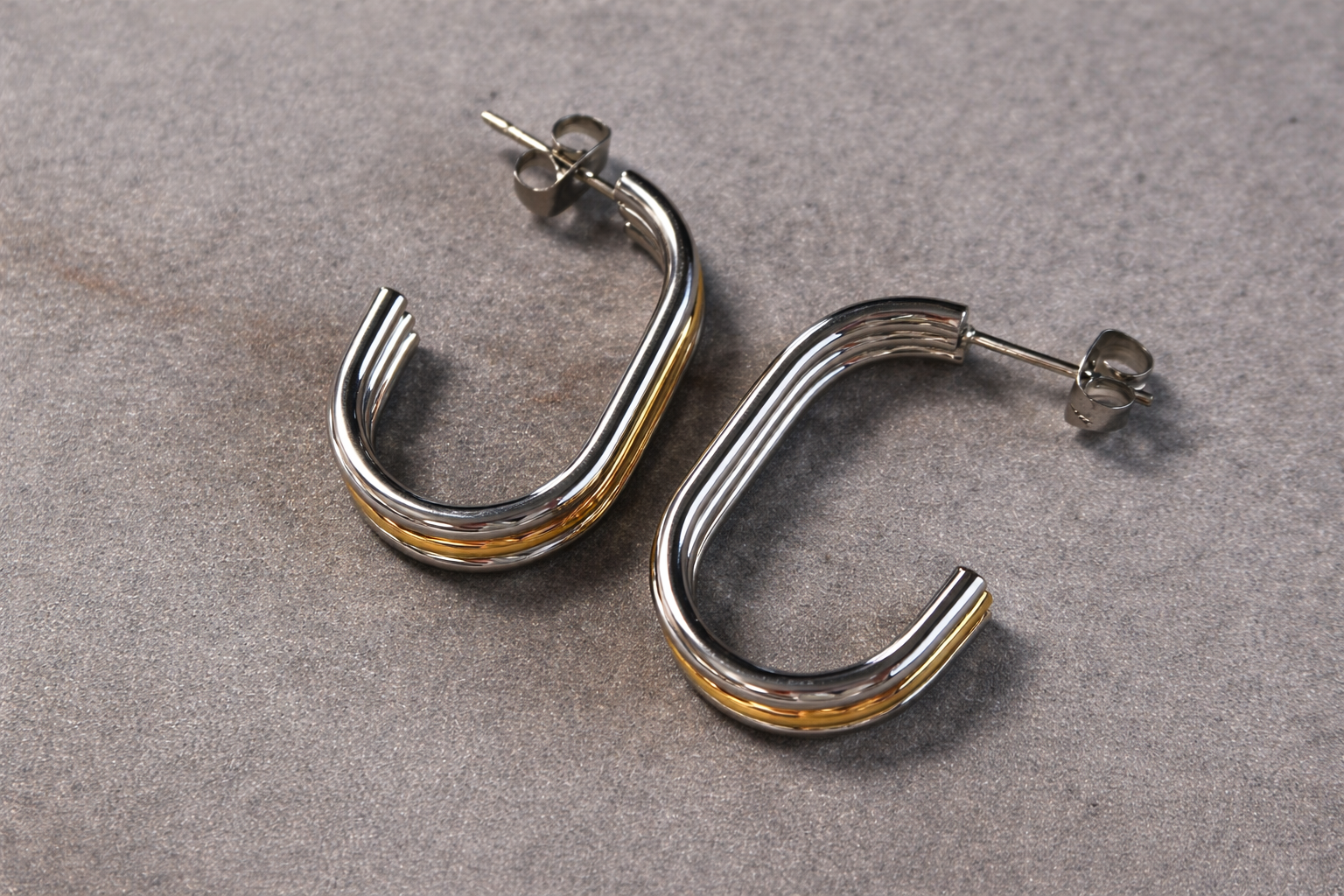 Two-Tone Curve Hoop Earrings 18K Gold PVD & Stainless Steel